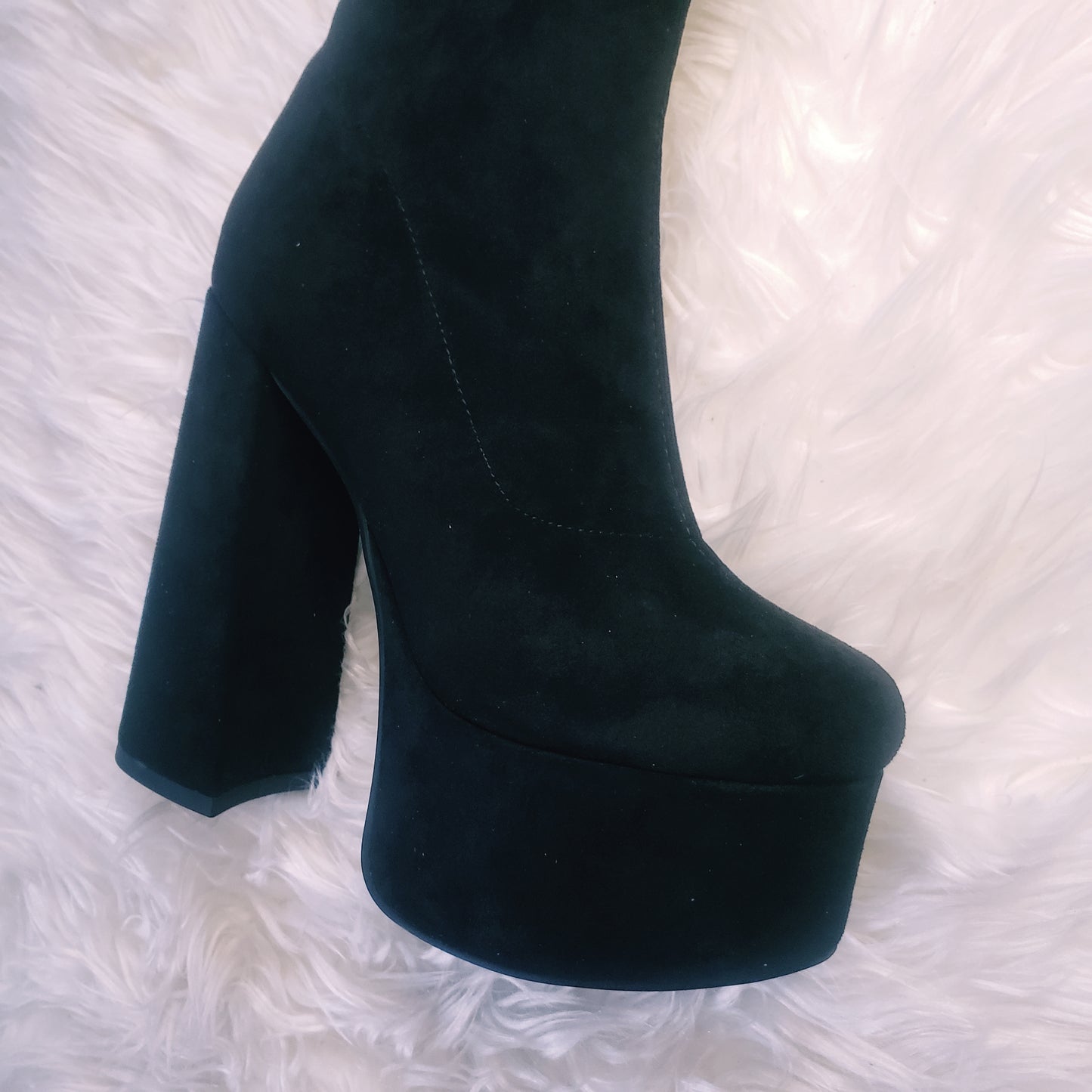 Black suede retro chunky platform boots. Round toe and block heel give it a 60's and 70's inspired twist. Knee high suede boots.