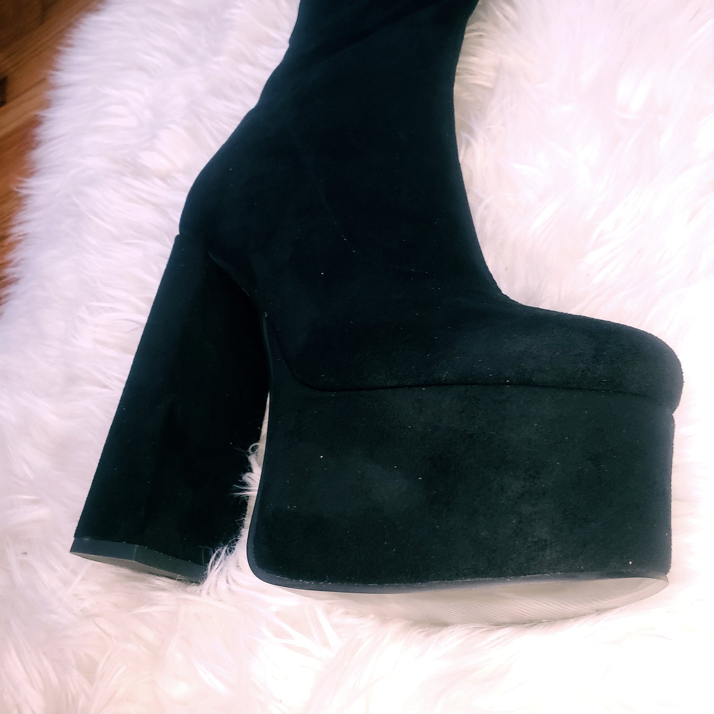 Black suede retro chunky platform boots. Round toe and block heel give it a 60's and 70's inspired twist. Knee high suede boots.